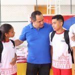 Entrega de kits escolares + fardamento (anos finais) (42)